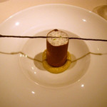 レストラン エテルニテ - チョコのデザート。ピスタチオとかが入っていて、細かく崩して頂きます。