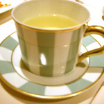 レストラン エテルニテ - 友人のハーブティ。レモングラスの香りが爽やか。私はコーヒーです。