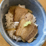 まん作 - ミニ豚丼♬︎ 350円
      かみふらのポークを使用！
      臭みなく､柔らかです♡
      美味しいタレで煮た玉ねぎが
      敷いてあります♡美味♡