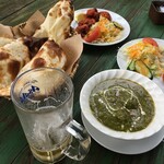 マサラ - 生ビール、ナン、サグチキンカレー、タンドリーチキン。