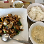 城北飯店 - 若鶏と南瓜の豆豉炒め、スープ、白飯、ザーサイ