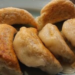 いこい飯店 - 自家製の皮です。しっかり焼いています！