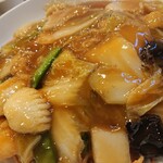 いこい飯店 - 麺をパリパリに焼いています。肝心の麺を撮影してなかった…反省。具材がふんだんに入っていました。餡にはしっかり熱を加えていて、水分と分離しませんでした。最後まで餡がしっかりして丁寧に調理されています。