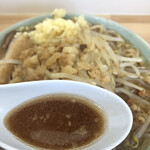 ラーメン 工藤 - スープは醤油がしっかり目に効いて旨い！