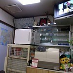 祇ん月 - 奥が調理場になっていますよ。テレビが置いてありますね。