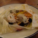 クオーレ・フォルテ - 周りはパイかと思っちゃったけども、実は紙でしたぁ。どこまで食いしん坊なんだか・・・とってもいい香りで、野菜も甘くてうまぁ～い