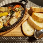 OYSTERBAR SHELL&SHRIMP - アヒージョ(牡蠣、貝、海老mix)