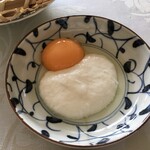 紀ノ国屋 - 千葉県産山芋を擂って卵黄を合わせる
