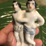 砂の岬 - 一見両想いの2人。ただよく見ると、向かって左の彼は右の彼を見ているが、右の彼は見ていない。右の彼は足も右足を組んでいて身体を彼とは逆側に開いている。よくよく見ると顔も薄ら笑い。