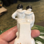 砂の岬 - 向かって右の彼が肩に回した手。左の彼はそれに呼応して添えた形。つまりだ。右の彼が片想いしているのに対し、左の彼は右の彼を遊び相手としか見ていないのだ！笑