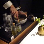 レフェルヴェソンス - Welcome～ 一献：A擂鉢で大葉と茗荷を摺っております。