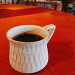 ドングリー ブックス&ストーリーカフェ - ずっしりしたカップに入った珈琲