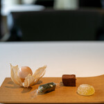 レストラン オオツ - プティフール（生チョコ、抹茶のキャラメル、パイナップルのパートドフリュイ、砂糖でコーティングした食用ほおずき）