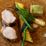 レストラン オオツ - 千葉花悠仔豚の骨付きロース ソミュールに漬けたバラ肉の皮 トランペットズッキーニ 紫唐辛子 奈良ひもとうがらし ジャガイモのニョッキ