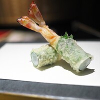 ぎをん 藤 - 車えびをしそで巻いて。美しく揚げたその姿もほれぼれ(^^♪