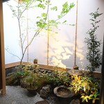 Giwon Fuji - カウンター奥にはスポットライトで照らされてすっきりとした中庭。