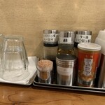 道玄坂 マンモス - カウンターの調味料たち