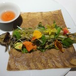 レフェルヴェソンス - Hunter-Gatherer うるかで焼いた鮎を ミズナラのどんぐりクレープで巻いて 梅紅酢と野生の山椒