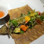 レフェルヴェソンス - Hunter-Gatherer うるかで焼いた鮎を ミズナラのどんぐりクレープで巻いて 梅紅酢と野生の山椒