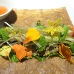 レフェルヴェソンス - Hunter-Gatherer うるかで焼いた鮎を ミズナラのどんぐりクレープで巻いて 梅紅酢と野生の山椒