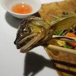 レフェルヴェソンス - Hunter-Gatherer うるかで焼いた鮎を ミズナラのどんぐりクレープで巻いて 梅紅酢と野生の山椒：かりっと揚げた鮎の頭