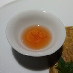 レフェルヴェソンス - Hunter-Gatherer うるかで焼いた鮎を ミズナラのどんぐりクレープで巻いて 梅紅酢と野生の山椒：梅紅酢と野生の山椒