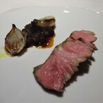 レフェルヴェソンス - Primitivism 島豚 今帰仁アグー豚を東京檜原村の薪でシンプルに焼いて 小玉葱とアミガサ茸 ソースヴァンルージュ