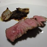 レフェルヴェソンス - Primitivism 島豚 今帰仁アグー豚を東京檜原村の薪でシンプルに焼いて 小玉葱とアミガサ茸 ソースヴァンルージュ