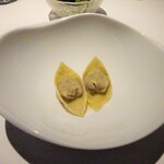 レフェルヴェソンス - Primitivism 島豚 今帰仁アグー豚 そのお肉のコンソメと帆立のラビオリ レモンマリーゴールド サマートリュフ