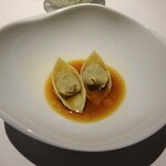 レフェルヴェソンス - Primitivism 島豚 今帰仁アグー豚 そのお肉のコンソメと帆立のラビオリ レモンマリーゴールド サマートリュフ