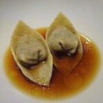 レフェルヴェソンス - Primitivism 島豚 今帰仁アグー豚 そのお肉のコンソメと帆立のラビオリ レモンマリーゴールド サマートリュフ