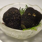 レフェルヴェソンス - Primitivism 島豚 今帰仁アグー豚 そのお肉のコンソメと帆立のラビオリ レモンマリーゴールド サマートリュフ