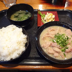 俺のホルモンもつ家　金太 - 名物ホルモン煮込み定食（並盛り）　880円