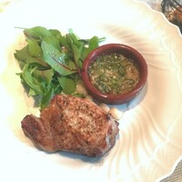 La Brianza - 岩中ポークのグリル青唐辛子のバーニャカウダソース添え。香ばしグリル、お肉やわらかふっくらジューシー。バーニャカウダソースに青唐辛子が効いていてピリ辛、夏にぴったり、ますます食が進んじゃうおいしさ～