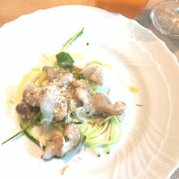 La Brianza - つぶ貝と夏野菜のサラダ仕立て。コリコリのつぶ貝とパスタのように見えるのは実はキュウリ、グリンピースのペーストまろやか。でも何より、少し苦みのあるソースが抜群においしい。