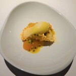 レフェルヴェソンス - Solidarity メロン パッションフルーツ 乳酸発酵乳アイスクリーム ゴーフレット 茴香の花：パッションフルーツソースをかけて