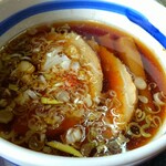 麺屋うめはら - つけめんのお汁(つゆ)です。刻み葱、支那竹、バラチャーシューは2枚入ってます。