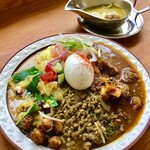 カリー＆ナイス カトゥール - 奥のカレーがチキンカレー、右側がビーフカレー、真ん中がキーマ、左側か青ネギとタコのカレー