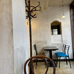 カフェ・グレ - 煤けた灰色の壁。
            なぜか、あの椅子だけ、ブルー。
            ライトが素敵。