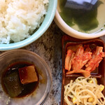 川崎名物 炭火焼肉 食道園 - Cランチのキムチ、ご飯、スープ、わらび餅