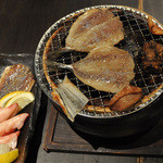 醪音 - 炭火焼（鯵みりん干し、鱒の幽庵漬け）。画面下は剣先。こちらも七輪で。