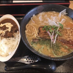 らーめん仙代 - ラーメンセット¥1000
                                鶏白湯味噌と牛タンカレー