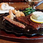 西洋料理店 エスコフィエ - ステーキ、カットしてみました。