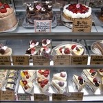 ケーキの店モニカ  - ショーケース・(夕方には割り引き開始！)