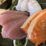 もつ焼き酒場　豚坊 - お刺身だって美味しいのだ。