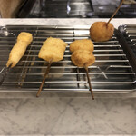 Kushiagehyakuenshoppu - 左から、ササミチーズ、イカ、里芋、紅生姜ロール
                        紅生姜ロールが間違い無いやつ、ま、全部美味しいけども！！