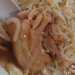 成蹊前ラーメン - 豚でっかい。