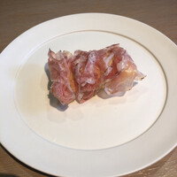 両忘 - コッパの揚げパン乗せ
                    ペルシューを彷彿させる薄さのコッパの口溶けと揚げパンの香ばしさが素晴らしい(^^)