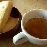 イ・ピゼリ - フォカッチャとスープ。
