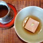 お茶と突き出しのごま豆腐